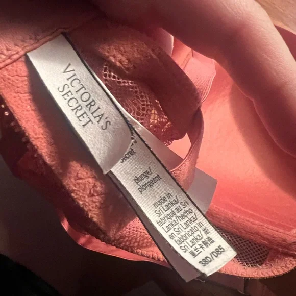 Victoria’s Secret 38D pink plunge bra - Picture 7 of 8